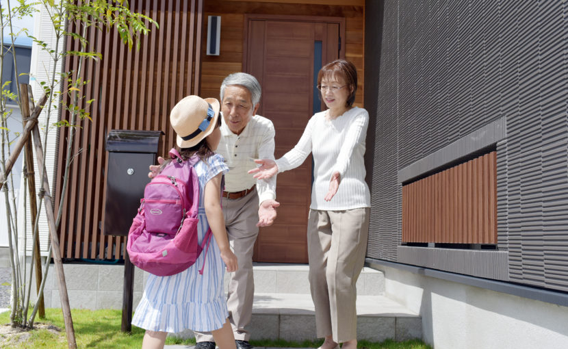 帰宅した孫娘を出迎える夫婦
