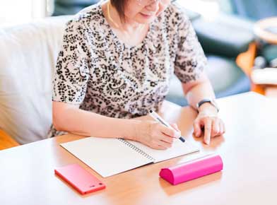 ノートを書く老婆